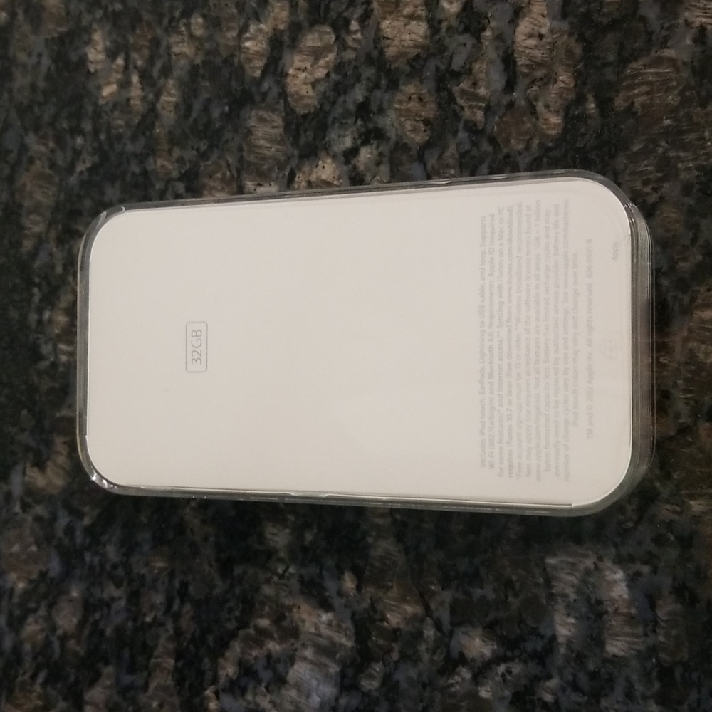 Apple iPod Touch Cable and Case - Picture 5 of 8